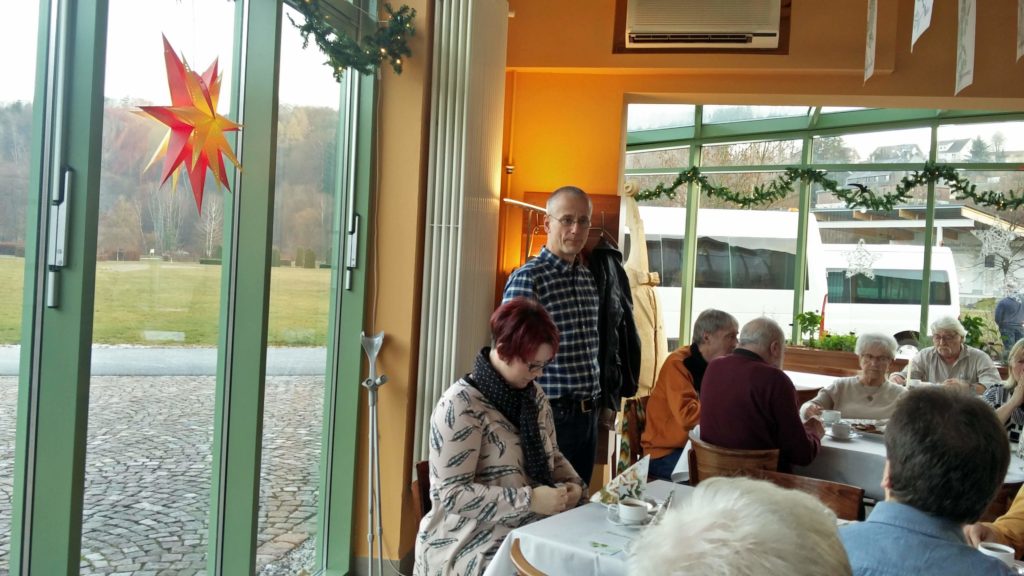 Arbeitstreffen der RG15 in der Kurparkhalle am 01.12.2018.
Unsere Gäste waren:
Geschäftsführerin: Ricarda Lorenz
Chefarzt: Herr Dr. med Enrico Weidauer, Facharzt für Orthopädie und Unfallchirurgie; Fachtrainer Spondylitis ankylosans der Deutschen Gesellschaft für Rheumatologie
Herr Tobias Decker von Alippi Annaberg-Buchholz