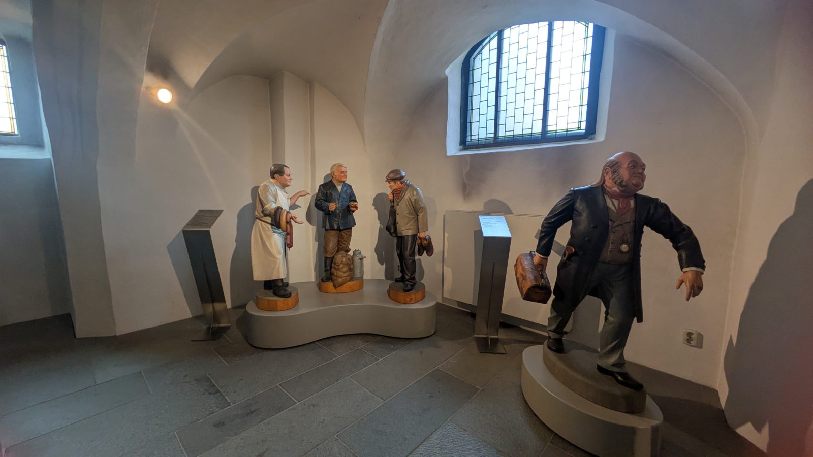 Am 14.7.2026 erlebten wir – die Regionalgruppe 15 Erzgebirge und die Regionalgruppe 11 aus Leipzig im Bundesverband Poliomyelitis e.V. – einen unvergesslichen Ausflug in die Bergkirche St. Marien. Direkt am Annaberger Marktplatz gelegen, bot sie uns eine wunderbare Kulisse für unser Treffen.