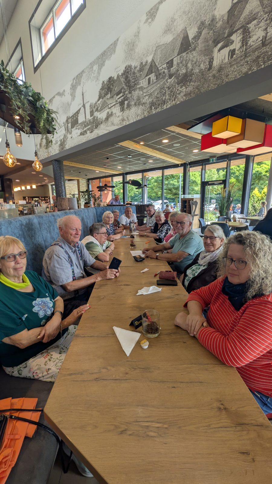 Nach unserem Besuch in der Kirche kehrten wir an einem festlich gedeckten Tisch in der Bäckerei Roscher ein, die ebenfalls barrierefrei und sehr gut zugänglich ist. Dort saßen wir lange zusammen und haben uns intensiv ausgetauscht. So funktioniert echtes "Facebook" – von Angesicht zu Angesicht am Kaffeetisch!